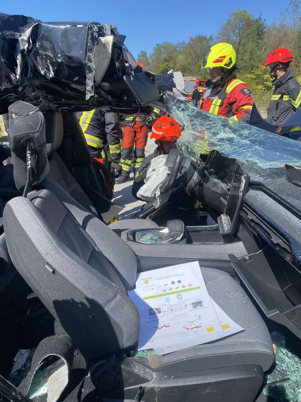 Tehnično reševanje ob prometnih nesrečah električnih in hibridnih vozil